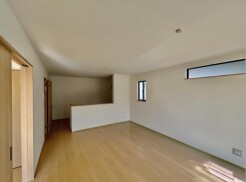 家族団欒のリビング。陽光差し込む食卓には家族の会話とスマイルが溢れます。いつまでもここで食卓を囲みたくなる、そう感じさせてくれるスペース。
