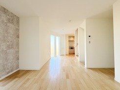 夕食の時間。家族、友人、両親、親戚との会話がより料理を美味しくしてくれる。あっという間に時間が過ぎてしまう居心地の良さは、普段はほっとする空間としてここにあります。
