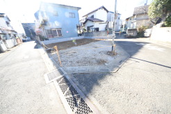 戸建てが立ち並ぶ静かな住宅街。四季折々の移り変わりを感じながら自然と楽しみ、暮らす、そんな毎日を日々の中で感じられる住環境
