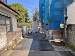 前面道路は通り抜けができないため、交通量が少なく静かな住環境です。
