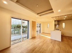 夕食の時間。家族、友人、両親、親戚との会話がより料理を美味しくしてくれる。あっという間に時間が過ぎてしまう居心地の良さは、普段はほっとする空間としてここにあります。
