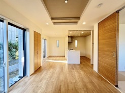 家族や友人、両親、親戚とこれから沢山の時間を紡ぐのだろう。そこを彩るのは窓から見える青い空、心地よい緑。そんなイメージが膨らむリビングスペース。
