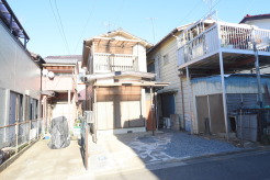 戸建てが立ち並ぶ静かな住宅街。四季折々の移り変わりを感じながら自然と楽しみ、暮らす、そんな毎日を日々の中で感じられる住環境
