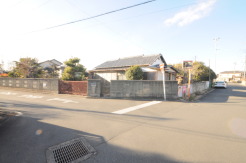 戸建てが立ち並ぶ静かな住宅街。四季折々の移り変わりを感じながら自然と楽しみ、暮らす、そんな毎日を日々の中で感じられる住環境
