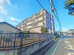 3階南向きで眺望良好なマンションです。