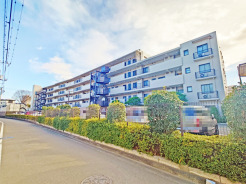 徒歩圏内に学校、スーパー、公園があります。