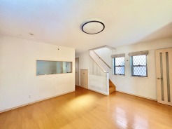 天窓があるため上部からの日差しも差し込みます。