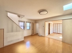 いつも家族の集まるリビングは広々とした15.87帖。通風・採光にも優れ、心安らぐ風と光がたえない空間。汎用性に富んだ居住スペースと、高揚感さえも与えてくれる住空間です。
