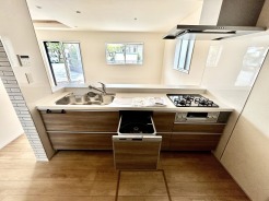 家族が一番集まる場所だから広々としつつも素敵な空間であって欲しい。皆がくつろぐリビングからキッチンまでが一つに繋がる空間。
