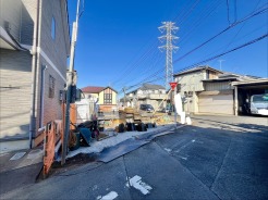 戸建てが立ち並ぶ静かな住宅街。四季折々の移り変わりを感じながら自然と楽しみ、暮らす、そんな毎日を日々の中で感じられる住環境
