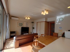 家族の集うリビングには色々な方向から光が差し込む設計に。家族のコミュニケーションが弾むスポットだから明るい雰囲気であってほしい。
