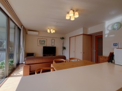 夕食の時間。家族、友人、両親、親戚との会話がより料理を美味しくしてくれる。あっという間に時間が過ぎてしまう居心地の良さは、普段はほっとする空間としてここにあります。
