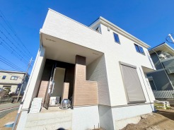 戸建てが立ち並ぶ静かな住宅街。四季折々の移り変わりを感じながら自然と楽しみ、暮らす、そんな毎日を日々の中で感じられる住環境
