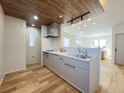 リビングにいる家族の顔が見渡せるカウンターキッチン。お料理もより一層おいしく、楽しく。食器棚を背面に設置しても十分な広さを確保しています。