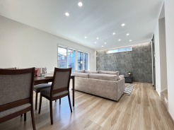 夕食の時間。家族、友人、両親、親戚との会話がより料理を美味しくしてくれる。あっという間に時間が過ぎてしまう居心地の良さは、普段はほっとする空間としてここにあります。