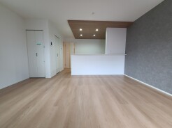 家族団欒のリビング。陽光差し込む食卓には家族の会話とスマイルが溢れます。いつまでもここで食卓を囲みたくなる、そう感じさせてくれるスペース。
