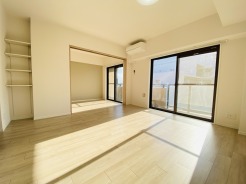 家族や友人、両親、親戚とこれから沢山の時間を紡ぐのだろう。そこを彩るのは窓から見える青い空、心地よい緑。そんなイメージが膨らむリビングスペース。
