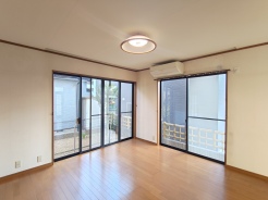 【ＬＤＫ】
家族や友人、両親、親戚とこれから沢山の時間を紡ぐのだろう。
そこを彩るのは窓から見える青い空、心地よい緑。そんなイメージが膨らむリビングスペース。
