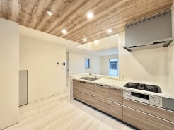 キッチンはカフェスタイルだからリビングとの一体感はバッチリ。毎日のお料理時間も楽しくなりそうです。
