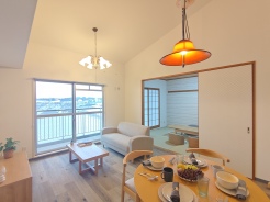 【ＬＤＫ／約12.5帖】
家族や友人、両親、親戚とこれから沢山の時間を紡ぐのだろう。
そこを彩るのは窓から見える青い空、心地よい緑。そんなイメージが膨らむリビングスペース。
