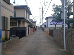 戸建てが立ち並ぶ静かな住宅街。四季折々の移り変わりを感じながら自然と楽しみ、暮らす、そんな毎日を日々の中で感じられる住環境
