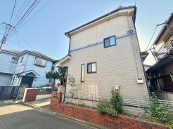 戸建てが立ち並ぶ静かな住宅街。四季折々の移り変わりを感じながら自然と楽しみ、暮らす、そんな毎日を日々の中で感じられる住環境
