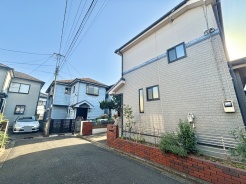 前面道路は通り抜けができないため、交通量が少なく静かな住環境です。
