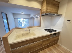 木の温もりが空間に調和し、住まう人の心地よい日常を演出する、すっきりとした開放感のある設計です
