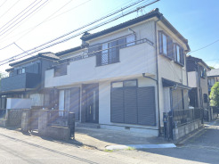 街並みに溶け込む洗練された外観が、落ち着いた佇まいを感じさせます。穏やかな時間が流れる住環境で、家族の日常を穏やかに彩るゆとりある暮らしが叶います
