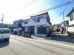 落ち着いた色調の外観が周辺の静かな街並みに調和し、日々の生活を穏やかに包み込むような佇まいを感じさせます
