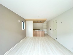 家族団欒のリビング。陽光差し込む食卓には家族の会話とスマイルが溢れます。いつまでもここで食卓を囲みたくなる、そう感じさせてくれるスペース。
