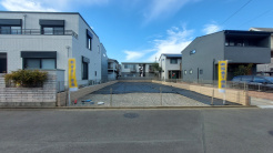 戸建てが立ち並ぶ静かな住宅街。四季折々の移り変わりを感じながら自然と楽しみ、暮らす、そんな毎日を日々の中で感じられる住環境
