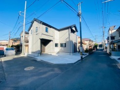 戸建てが立ち並ぶ静かな住宅街。四季折々の移り変わりを感じながら自然と楽しみ、暮らす、そんな毎日を日々の中で感じられる住環境
