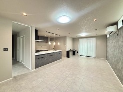 夕食の時間。家族、友人、両親、親戚との会話がより料理を美味しくしてくれる。あっという間に時間が過ぎてしまう居心地の良さは、普段はほっとする空間としてここにあります。
