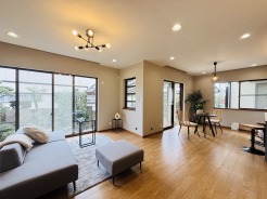 家族団欒のリビング。陽光差し込む食卓には家族の会話とスマイルが溢れます。いつまでもここで食卓を囲みたくなる、そう感じさせてくれるスペース。
