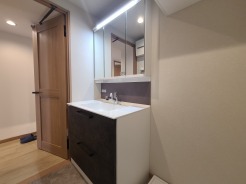 お出かけ前の身だしなみに一歩差がつく三面鏡。ミラー裏にはたっぷり収納もございます。
