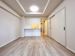 家族が一番集まる場所だから広々としつつも素敵な空間であって欲しい。皆がくつろぐリビングからキッチンまでが一つに繋がる空間。
