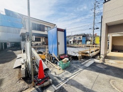 前面道路は通り抜けができないため、交通量が少なく静かな住環境です。
