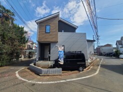 戸建てが立ち並ぶ静かな住宅街。四季折々の移り変わりを感じながら自然と楽しみ、暮らす、そんな毎日を日々の中で感じられる住環境
