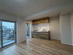 家族団欒のリビング。陽光差し込む食卓には家族の会話とスマイルが溢れます。いつまでもここで食卓を囲みたくなる、そう感じさせてくれるスペース。
