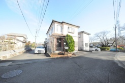 戸建てが立ち並ぶ静かな住宅街。四季折々の移り変わりを感じながら自然と楽しみ、暮らす、そんな毎日を日々の中で感じられる住環境
