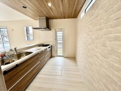 キッチンはオープンカフェスタイルだからリビングとの一体感はバッチリ。毎日のお料理時間も楽しくなりそうです。