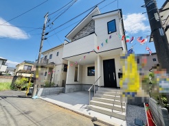 戸建てが立ち並ぶ静かな住宅街。四季折々の移り変わりを感じながら自然と楽しみ、暮らす、そんな毎日を日々の中で感じられる住環境
