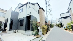 戸建てが立ち並ぶ静かな住宅街。四季折々の移り変わりを感じながら自然と楽しみ、暮らす、そんな毎日を日々の中で感じられる住環境
