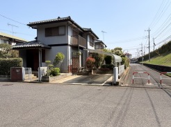 戸建てが立ち並ぶ静かな住宅街。四季折々の移り変わりを感じながら自然と楽しみ、暮らす、そんな毎日を日々の中で感じられる住環境
