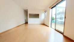 家族や友人、両親、親戚とこれから沢山の時間を紡ぐのだろう。そこを彩るのは窓から見える青い空、心地よい緑。そんなイメージが膨らむリビングスペース。
