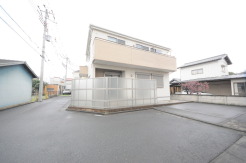戸建てが立ち並ぶ静かな住宅街。四季折々の移り変わりを感じながら自然と楽しみ、暮らす、そんな毎日を日々の中で感じられる住環境
