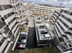 立体駐車場を完備し、都市の利便性と心地よい暮らしを両立させる住まい。周囲の建物との調和も感じられ、落ち着いた日々が送れることを予感させます
