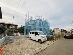 前面道路は広く、駐車がしやすいです。駐車スペース2台分ございます。