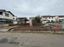 戸建てが立ち並ぶ静かな住宅街。四季折々の移り変わりを感じながら自然と楽しみ、暮らす、そんな毎日を日々の中で感じられる住環境
